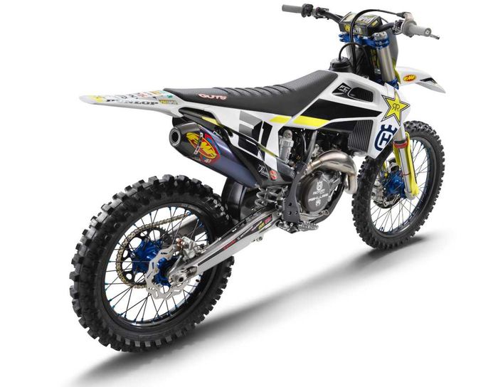 Husqvarna FC 450 2020 Edisi Rockstar dilihat dari belakang