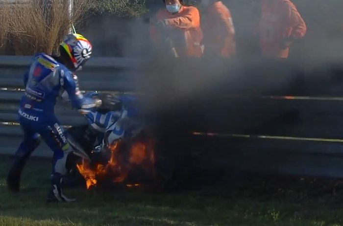 Kebakaran motor Suzuki yang dikendarai Takuya Tsuda di MotoGP Jepang 2022