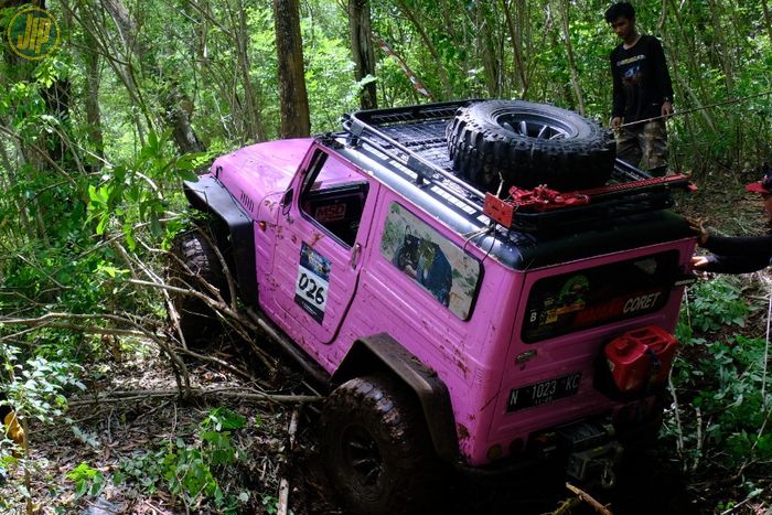 Modifikasi Suzuki Jimny Jangkrik Adventure Pink