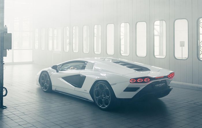 Lampu belakang Lamborghini Countach LPI 800-4 mirip dengan Lamborghini Sian FKP 37