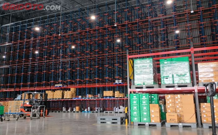 Warehouse berisi ribuan sokbreker YSS yang siap didistribusikan ke seluruh dunia