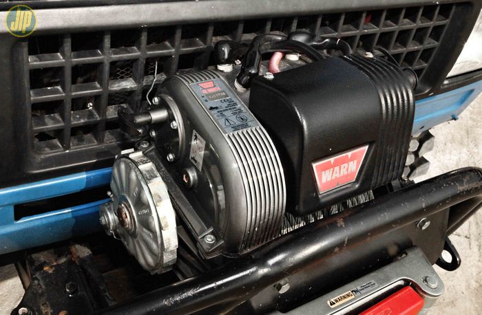 Winch Warn 8274-M50 dipasangkan pada bumper custom racikan bengkel ARJ. 