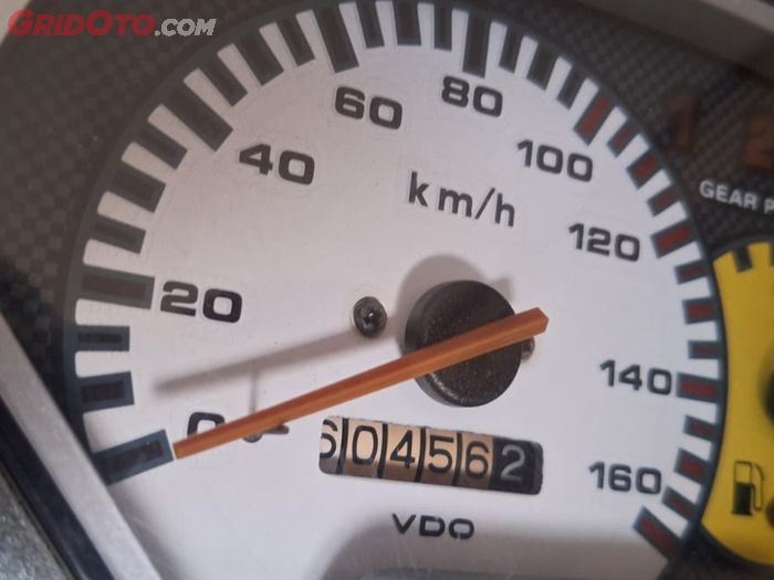 Jarum speedometer akan lebih rawan rusak kalau motor sering diparkir di tempat yang panas