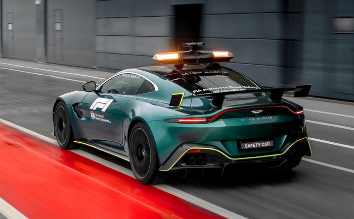 Tampilan belakang Aston Martin Vantage Safety Car F1 2021