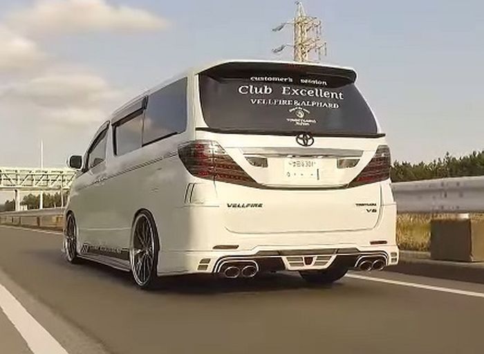Tampilan belakang modifikasi Toyota Vellfire ikut memancarkan aura agresif
