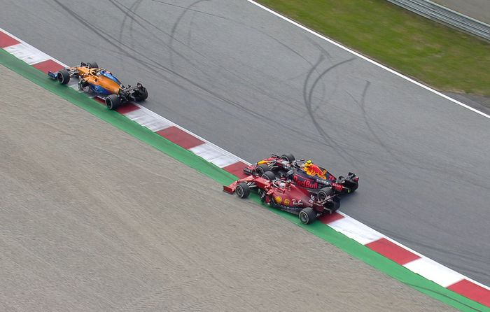 Sergio Perez terlibat duel sengit dengan Charles Leclerc di lap 41 F1 Austria 2021
