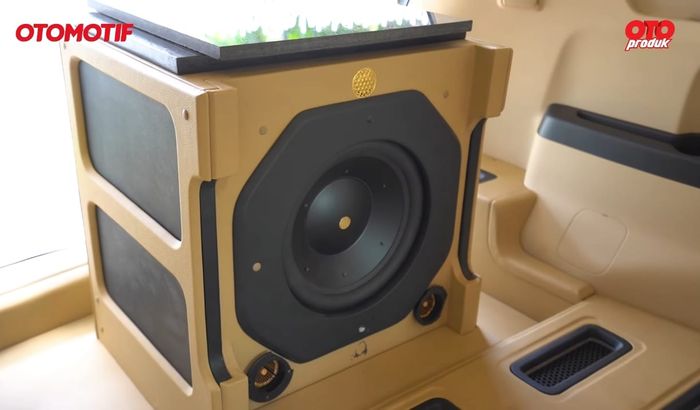 Subwoofer GB12D4 ditempatkan dalam boks kayu di bagasi, dan diarahkan menghadap ke depan