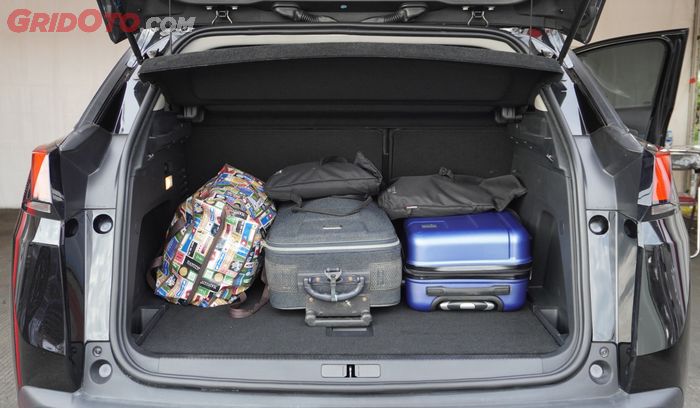 ILUSTRASI. Akomodasi barang bawaan koper yang dimasukkan ke bagasi Peugeot 3008 Active
