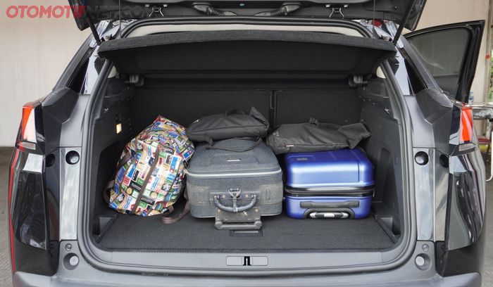 ILUSTRASI. Akomodasi barang bawaan koper yang dimasukkan ke bagasi Peugeot 3008 Active