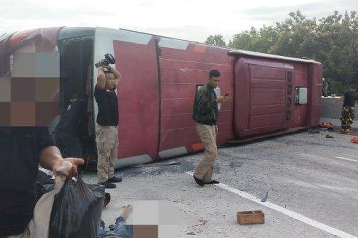 Bus angkut rombongan anggota partai rebahan di Tol Solo-Ngawi. 3 nyawa melayang