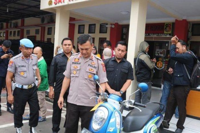 Wakapolres Majalengka, Kompol Hidayatullah menunjukkan sebuah motor milik pelaku pencurian dengan pemberatan di Mapolres Majalengka, Kamis (19/3/2020. 