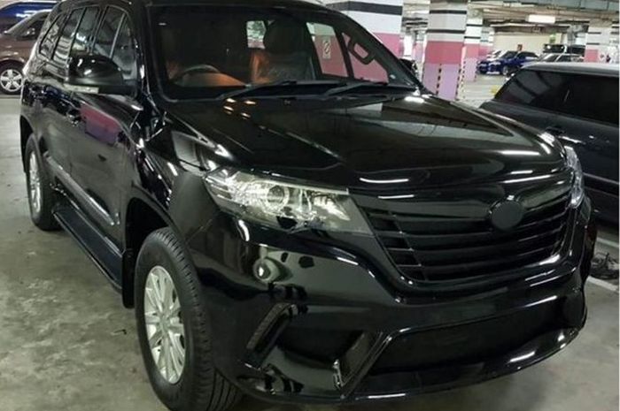 SUV misterius di parkiran pusat perbelanjaan. Mirip dengan ESEMKA Garuda 1(ISTIMEWA)