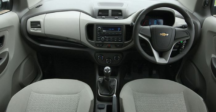 Ruang interior Chevrolet Spin nampak elegan dengan lekukan tegas pada dasbornya