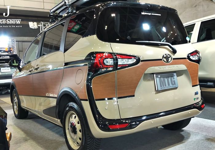 Modifikasi Toyota Sienta dipasangi pelek kaleng dengan moon dop krom