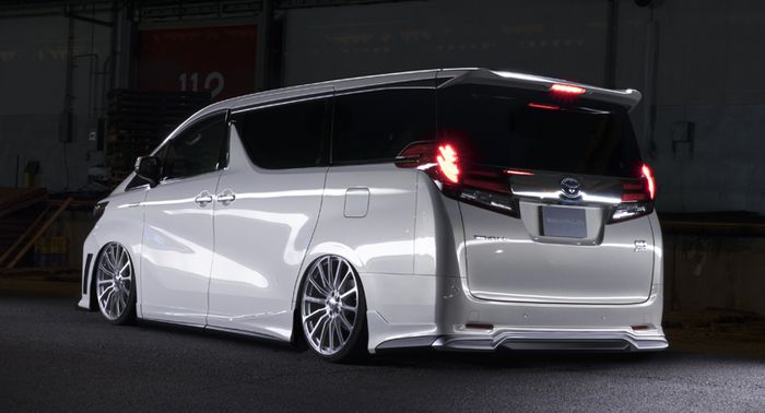 Toyota Alphard dengan tampilan ceper