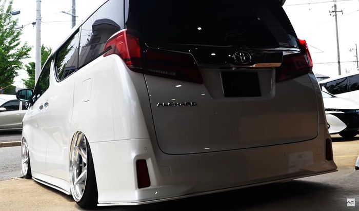 Tampilan depan modifikasi Toyota Alphard dipasangi body kit simpel