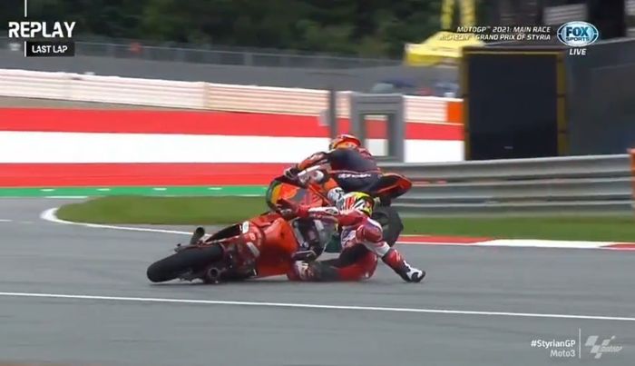 Insiden crash Sergio Garcia di dua tikungan lap terakhir Moto3 Styria 2021.