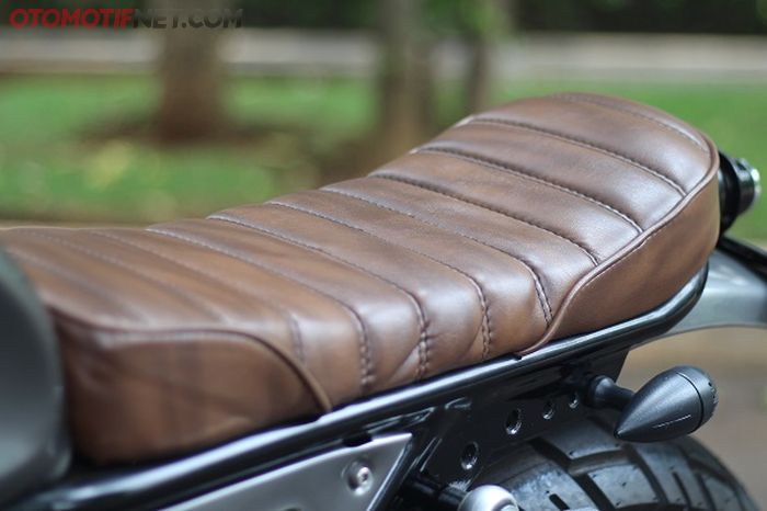 Kulit premium leather dipercaya melapisi busa jok yang kini datar