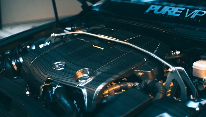 Ruang mesin Lexus IS 300 dengan lapisan serat kayu Nebula Grey