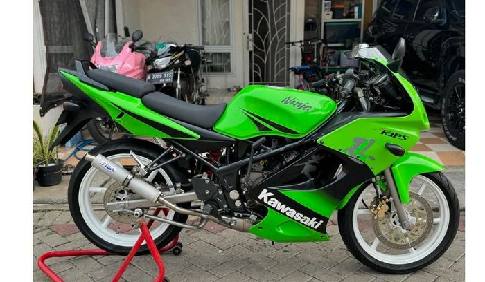 Ninja RR SE lansiran 2011, punya bodi belakanglebih besar dan agak mengotak