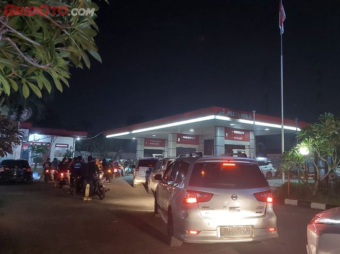 Antrean pembeli BBM di SPBU Pamulang, Tangerang Selatan