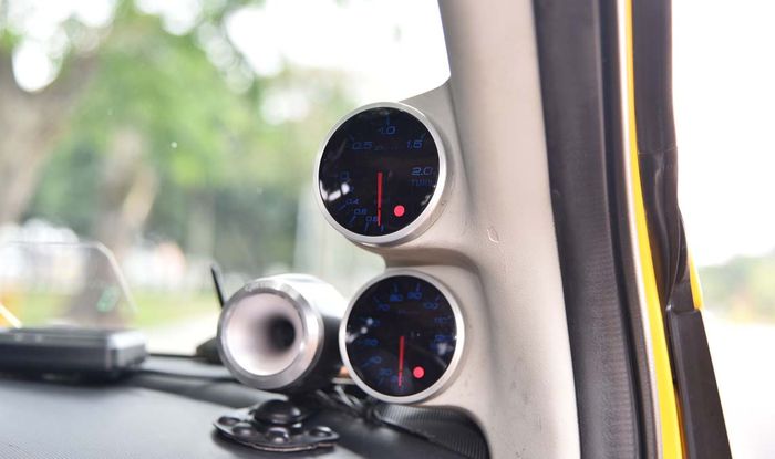 Defi meter untuk pembacaan rpm dan suhu menempel di kabin pilar A Sirion