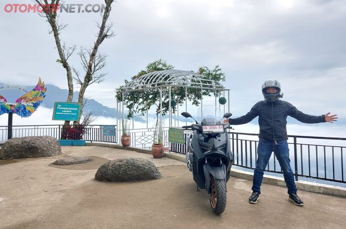 Yamaha XMAX saat parkir di atas awan dalam acara Navigate to The MAX Tour de Sulawesi di Tongkonan Lempe, Lolai, Sulawesi Selatan