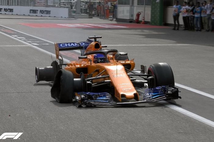Fernando ALonso saat kembali ke pit tim McLaren untuk memperbaiki mobilnya yang rusak pada lap awal balap F1 di Baku, Azerbaijan