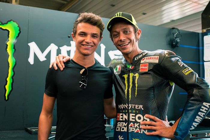 Lando Norris saat bertemu idolanya Valentino Rossi di garasi tim Monster Energy Yamaha MotoGP di sirkuit Silvestone saat MotoGP Inggris 2019