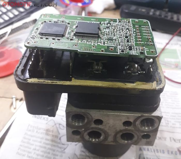 Jika mau aman PCB dilapis coating dan dicor silicon rubber sehingga jadi waterproof