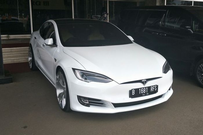 Mobil Tesla milik Ketua DPR Bambang Soesatyo