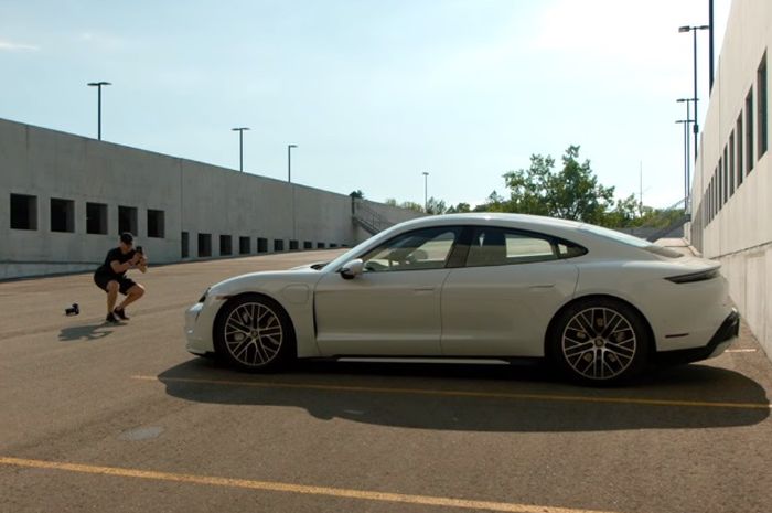 Cara foto mobil paling basic adalah dengan posisi yang sejajar dengan obyek