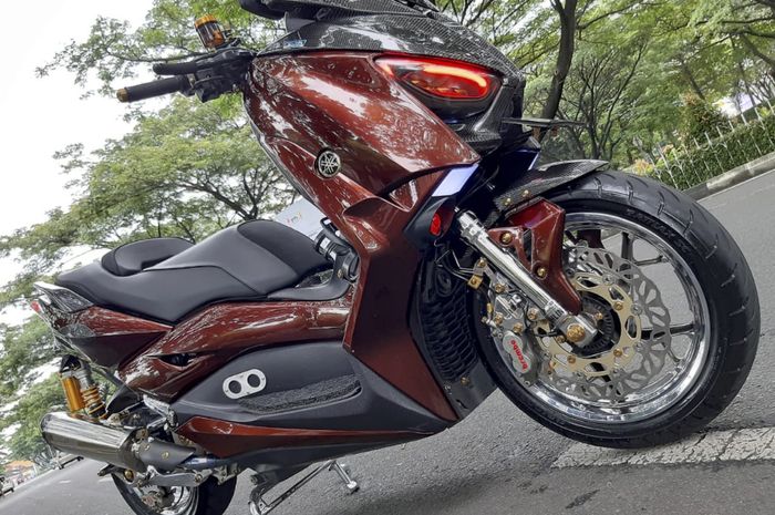 Yamaha XMAX glowing modif multi konsep, body sampai part kecil kena sentuhan.