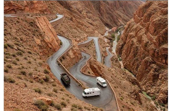 Tebing batu di sisi jalan mendominasi rute Tizi n Test