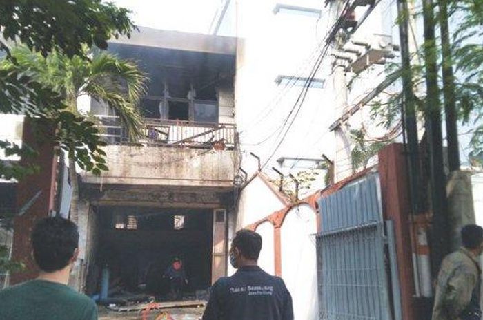Gudang penyimpanan spirtus di Jalan dr Cipto Kelurahan Rejosari, Kecamatan Semarang Timur Kota Semarang terbakar, Kamis (13/5/2021). 