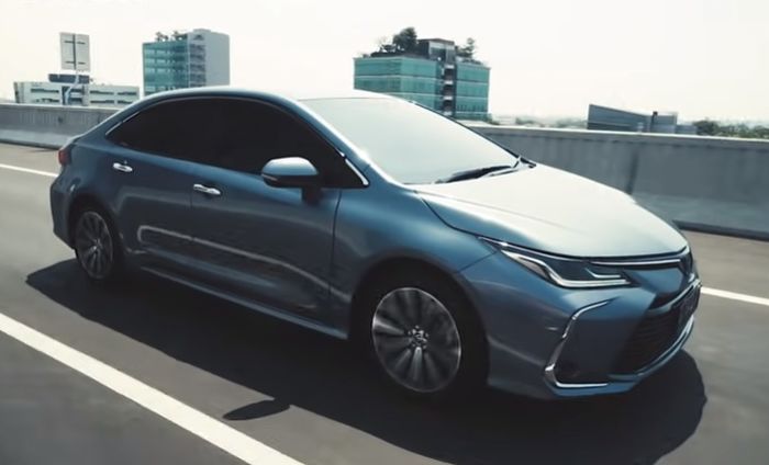 Ilustrasi mobil sedan Toyota Corolla Altis Hybrid