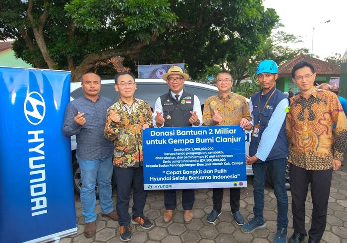 Gubernur Jawa Barat, Ridwan Kamil, menerima langsung bantuan yang diberikan Hyundai untuk para korban gempa Cianjur.