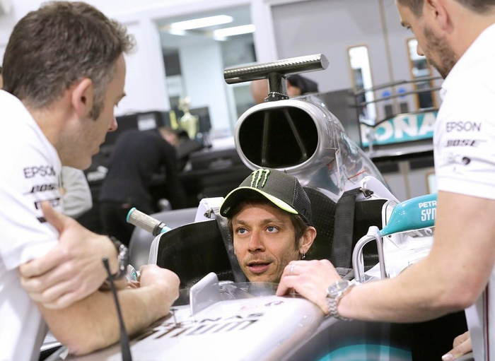 Rossi sendiri sudah melakukan seat fitting di markas tim Mercedes F1 yang berada di Brackley, Inggris
