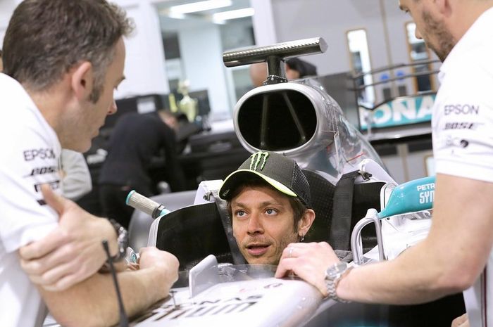 Pembalap Monster Energy Yamaha, Valentino Rossi tengah menyiapkan dirinya untuk menggeber mobil balap milik juara dunia F1 2019, Lewis Hamilton
