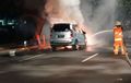 Ngeri! Diduga Korsleting, Daihatsu Xenia Terbakar Begini...