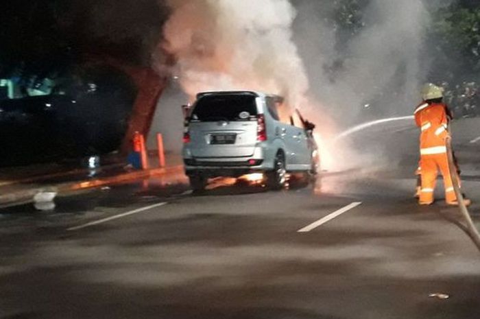 Daihatsu Xenia terbakar, diduga korsleting, Selasa malam (06/02/2018)