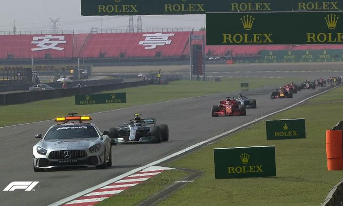 Keputusan safety car di GP F1 China masuk ke trek, saat Valtteri Bottas dan Sebastian Vettl sudah melewati pit entry