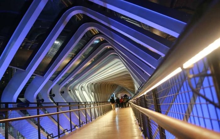 Suasana di dalam JPO Gelora Bung Karno