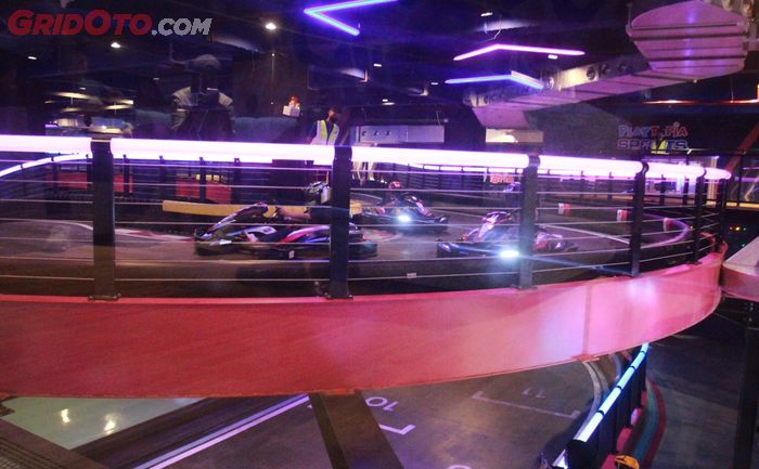 Playtopia Sports Gokart punya track yang bertingkat dan memiliki tanjakan serta turunan