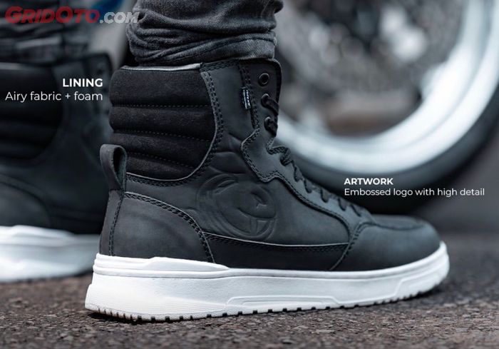 Rabbit Boots punya protector untuk melindungi kaki dan punya teknologi yang hampir waterproof 