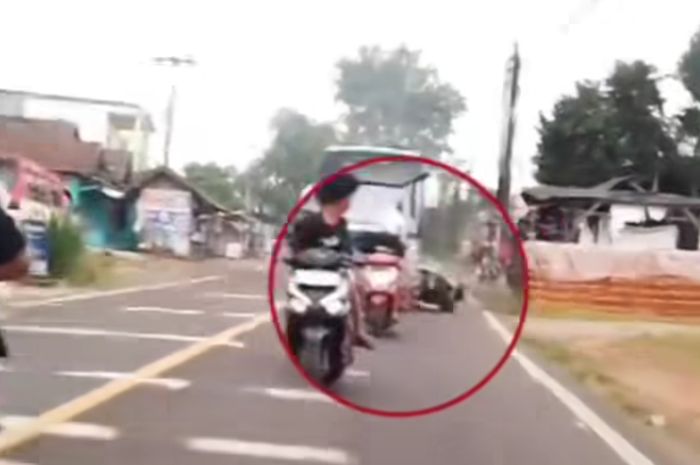 Seorang bocah tewas terlindas bus saat berburu klakson Telolet di Serang, Banten.