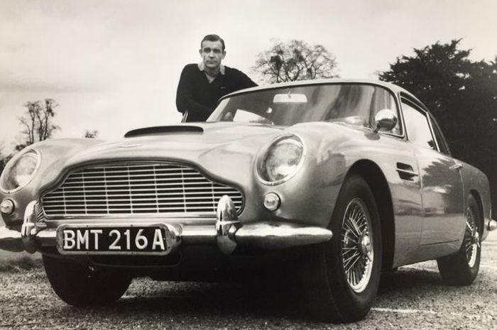 Sean Connery dengan Aston Martin DB5 di film James Bond Goldfinger