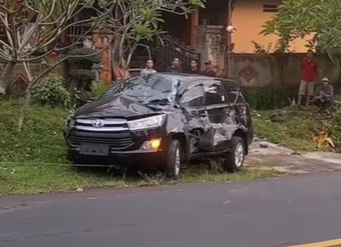 Kondisi Toyota Kijang Innova usai dijepit truk tronton gagal nanjak di desa Pengyangan, Pekutatan, Jembrana, Bali