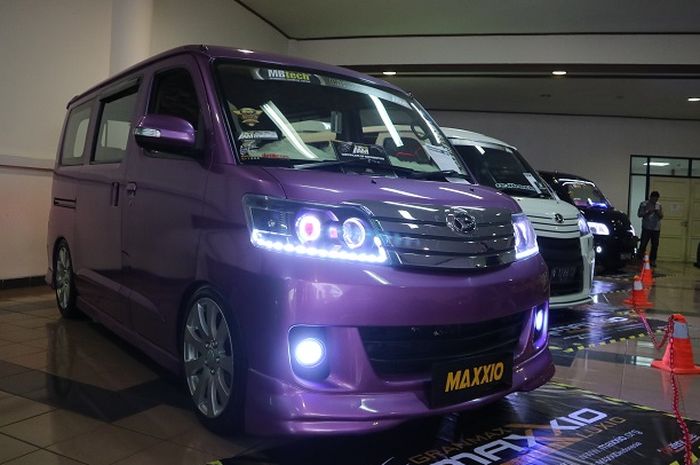 Wajah Ganti Bodi Diguyur Pink Xirallic Daihatsu Luxio  