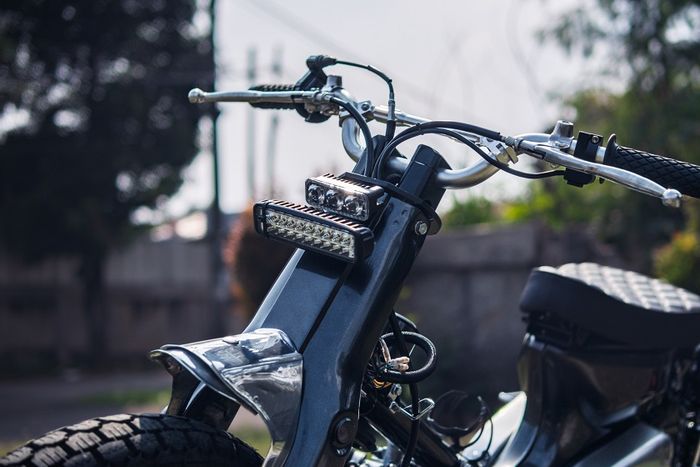 Headlamp Cargo Cruiser Cub LED model pipih dipasang bertumpuk